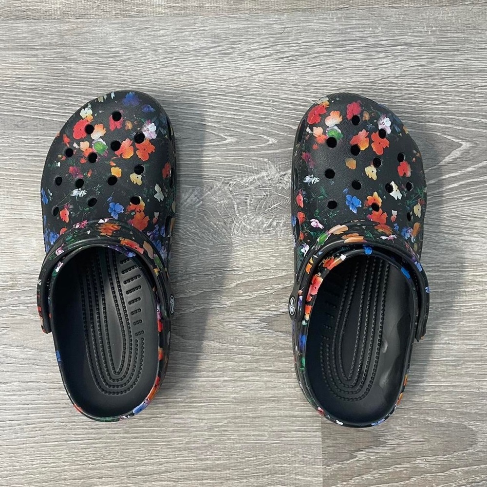 Women’s Crocs Size 9